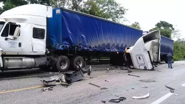 Una persona falleció de manera instantánea ante el impacto contra el camión, así como se mencionan que se registraron varios lesionados