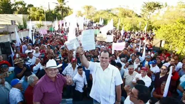 Grupos de personas llegaron a la casa del abanderado guinda bailando al ritmo de la batucada