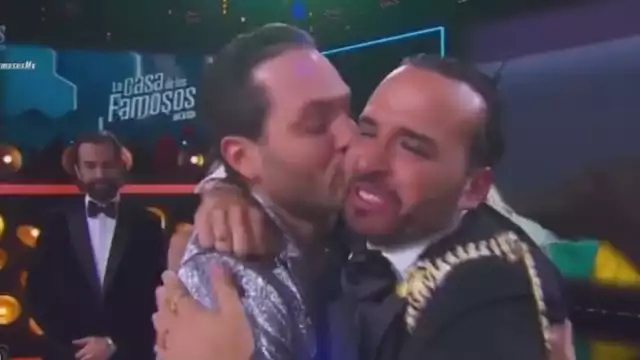 El beso del novio de Apio Quijano en vivo. Foto: Especial