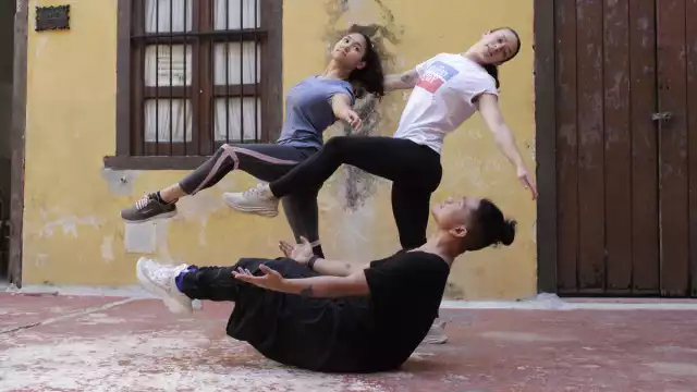 Los bailarines compartirán e interactuarán con los alumnos, enseñándoles lo que se hace tras bambalinas antes de una función