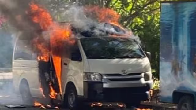 El historiador denunció en redes sociales el incendio de una camioneta