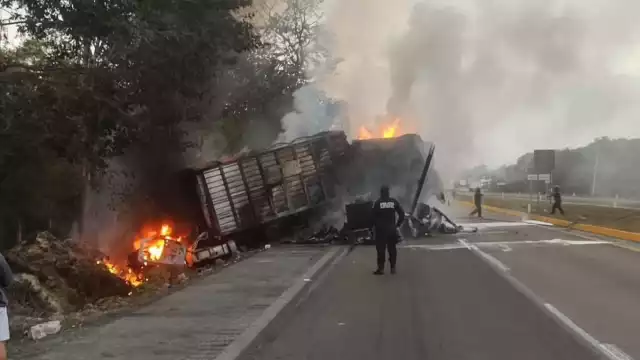 También arribaron bomberos de la misma corporación, quienes se dedicaron a combatir el incendio