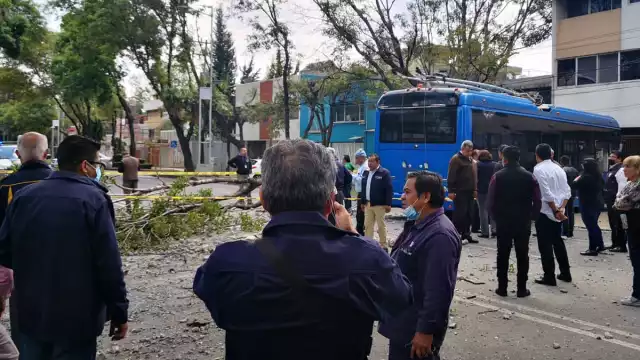 Conductor de Trolebús que se encontraba a prueba choca unidad contra una casa