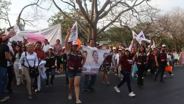 Entre pancartas, batucadas y banderas, los simpatizantes llegaron a las instalaciones del Iepac