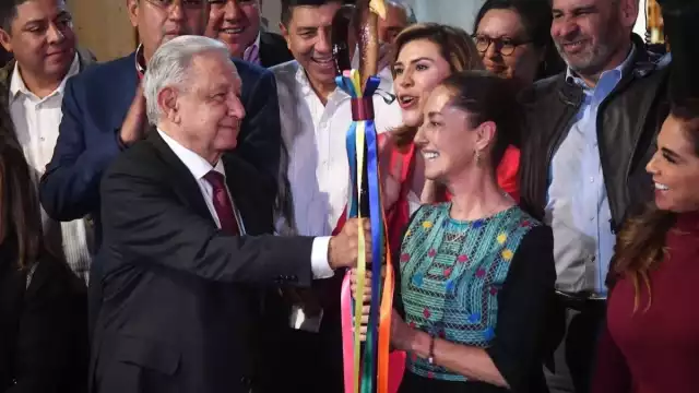 El presidente Andrés Manuel López Obrador entregó el Bastón de Mando a Claudia Sheinbaum, Coordinadora Nacional de la Defensa de la Transformación