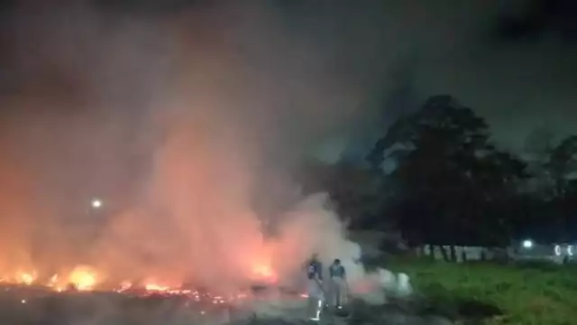 Los bomberos acudieron para acabar con el siniestro