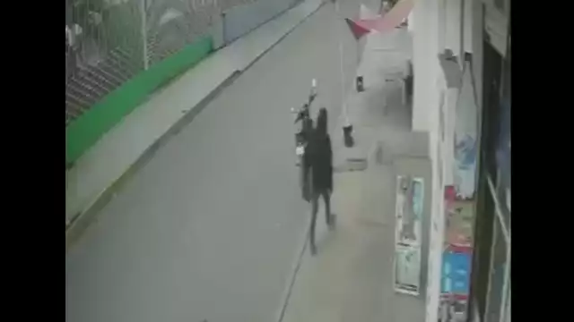 El video circula en redes sociales, cuando el atacante abre fuego contra el lomito