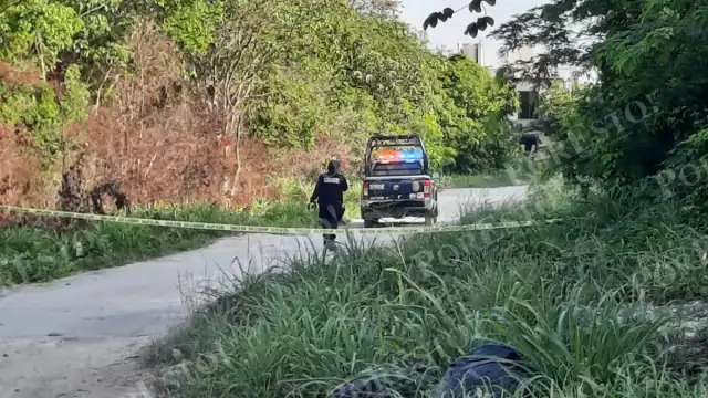 Peritos de la Fiscalía General del Estado se hizo cargo de levantar el cuerpo y trasladarlo a la morgue en calidad de desconocido