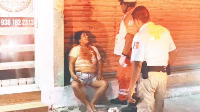 Los paramédicos brindaron los primeros auxilios a la señora que no paraba de sangrar