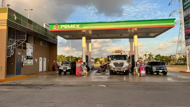 Los hechos ocurrieron en la estación de servicio localizada en la avenida 20 de Noviembre, a las 17:30 horas de ayer; no lograron perpetrar el robo.