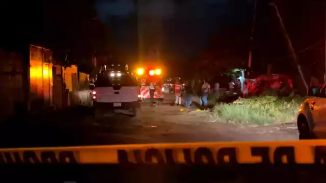 El hombre logró avanzar tras los impactos de bala y se desvaneció en la puerta de un vecino