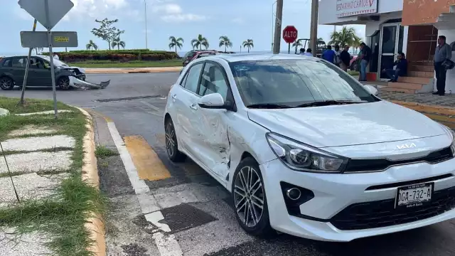 Un conductor destruyó la parte delantera de su auto