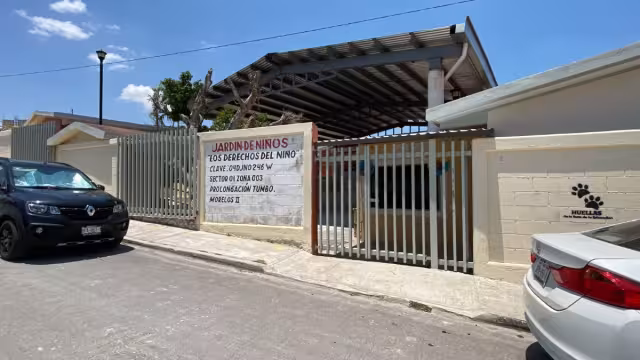 Muchos artículos se quedaron esparcidos por el patio al no poder llevarlos