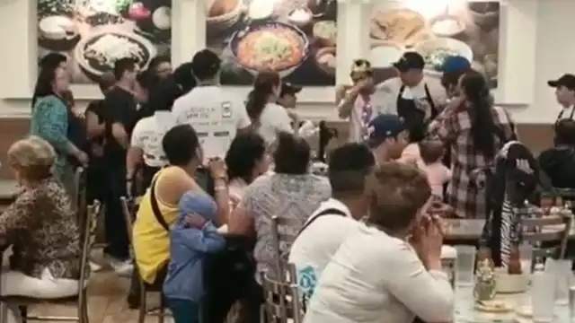 El joven recibió un pan de elote de cortesía