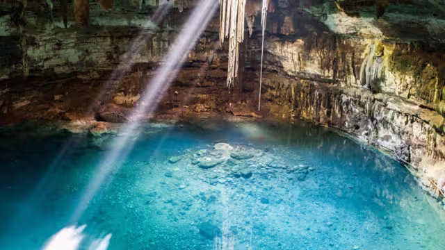 En Yucatán existen cientos de cenotes con diferentes tonalidades de azul