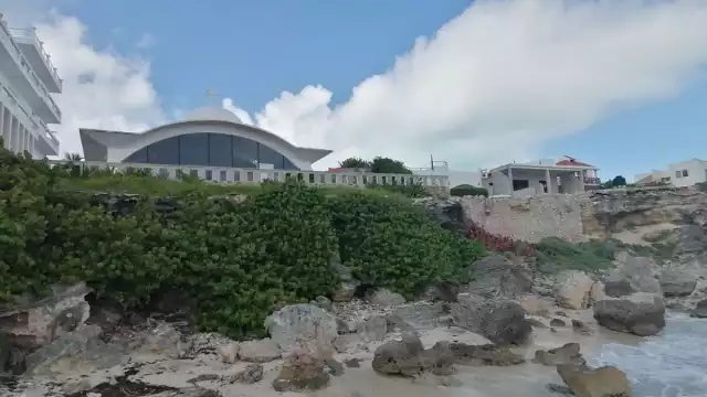 En la parte de abajo de la iglesia se puede observar la entrada a una oquedad que se formó por el derrumbe de las rocas