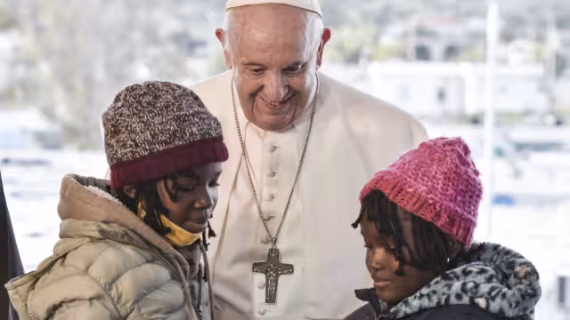 El papa saludó a migrantes del campo y visitar las tiendas y los contenedores donde viven antes de regresar a Atenas. Foto: AFP
