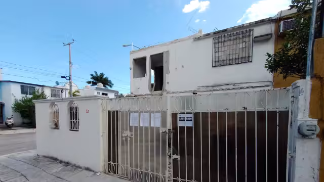 Aunque es una zona de viviendas unifamiliares, se construye un edificio con ocho cuartos.
