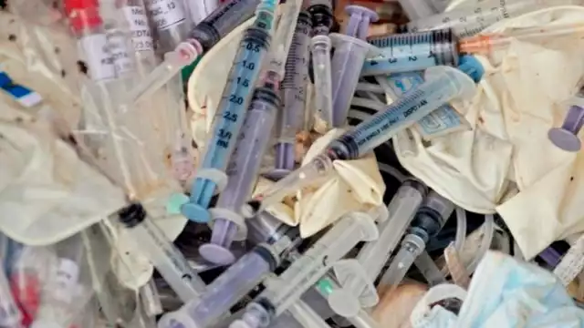 Se encontraron jeringas, pipetas y muestras de sangre regadas por la zona