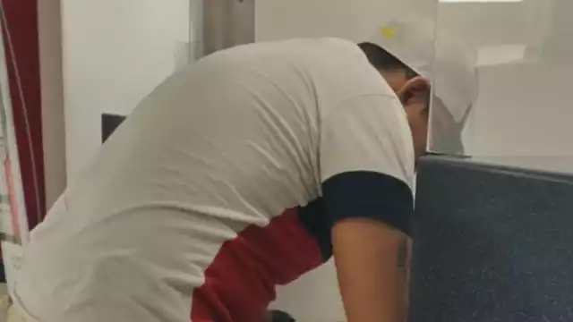 El pasajero comentó que los empleados nunca le avisaron que el viaje había cerrado 45 minutos antes