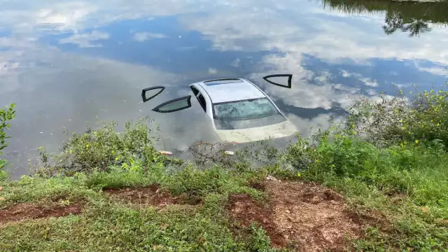 Todos los ocupantes lograron salir del vehículo al caer al agua