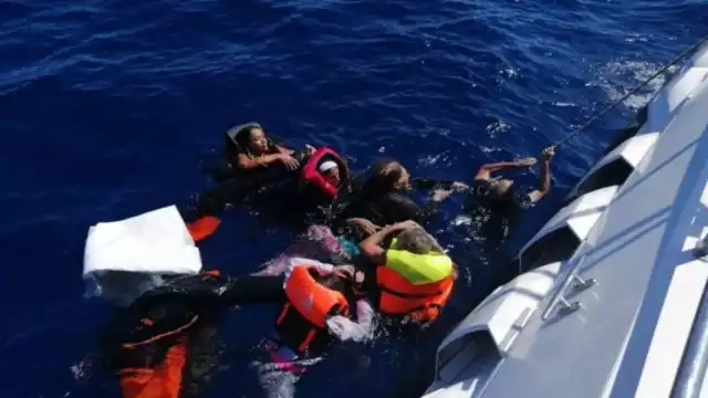 Al menos 21 migrantes, entre ellos cinco niños, que viajaban en una lancha neumática murieron ahogados este viernes en el Mar Egeo frente a las costas del noroeste de Turquía