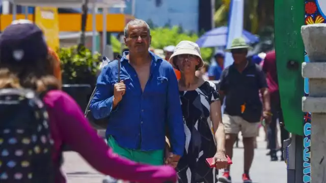 Viajeros de diversa partes del mundo llegan al Caribe Mexicano para disfrutar del ambiente nocturno y los múltiples atractivos que se les ofrece en la ciudad