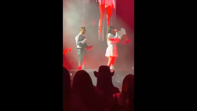 Nodal queda encantando con una joven y no puede ocultarlo