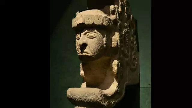 Aunque fue nombrada en referencia a un atributo femenino, en realidad presenta a un personaje de alto rango que sale de las fauces de una serpiente