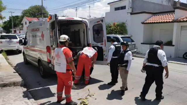 El hombre se sentó y puso sus manos en el pecho, por lo que alertó a los paramédicos