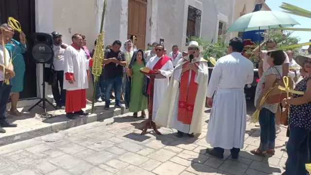 Enter cánticos los feligreses caminaron por el Centro Histórico de Campeche