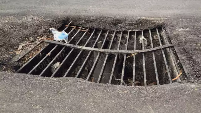 Ciudadanos piden intervención por alcantarilla hundida en Champotón