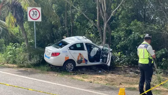 Al lugar llegaron elementos de la Cruz Roja, pero sólo confirmaron que el taxista ya no tenía signos vitales