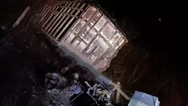 El conductor perdió la vida dentro del tráiler