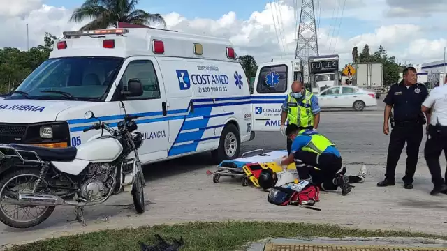 De acuerdo con los paramédicos, el afectado sufrió fractura de cadera, ya que hasta el más ligero movimiento generaba que gritara; fue trasladado a un hospital