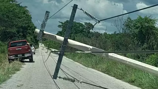 La caída de postes provocó un apagón en una comunidad de Candelaria