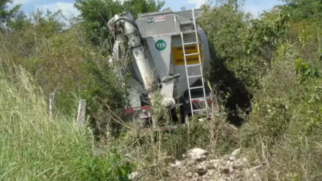 También arribó a la escena una grúa para que regresara al móvil a la carretera