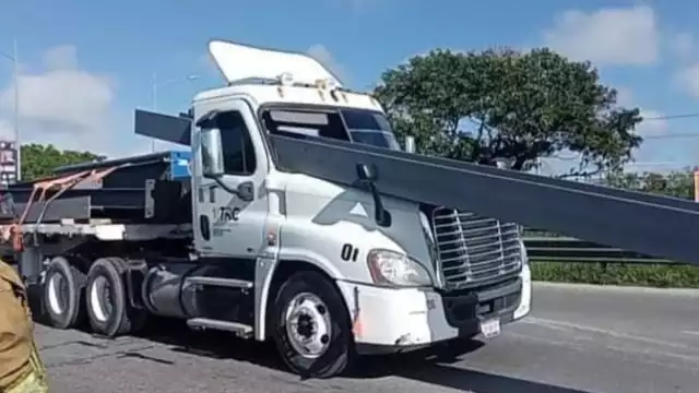 El conductor de un tráiler buscaba evitar involucrase en un accidente