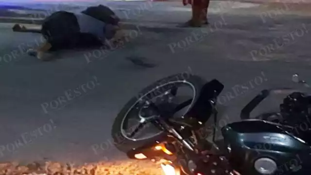El cuerpo del motociclista quedó tendido a un lado de su unidad