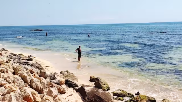Otros bañistas que se encontraban en la playa los que se percataron del cuerpo