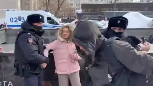 Al menos 110 personas han sido detenidas en diferentes ciudades rusas durante acciones de protesta por la muerte en prisión del líder opositor, Alexéi Navalni