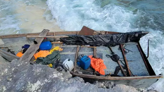 La madrugada de este martes recaló una balsa cubana entre los acantilados de Isla Mujeres