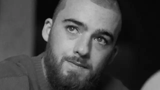 Angus nació en Oakland en 1998