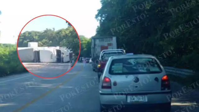 Caos vial: tráiler se vuelca en “Varadero” y cierra ambos carriles en Campeche