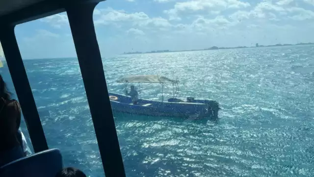 Tripulantes de un ferry auxiliaron al hombre para que subiera a bordo.