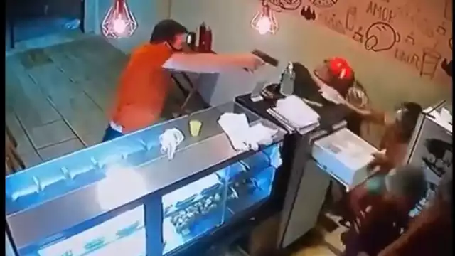 En una cafetería de Ecuador, un hombre repele asalto con arma de fuego