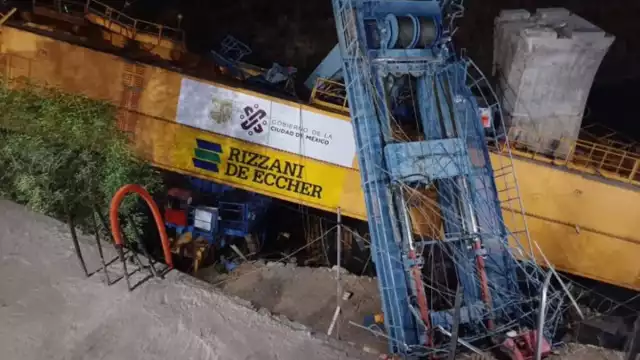 Durante la madrugada una grúa lanzadora de trabes, de 200 metros de largo, se vino abajo en los trabajos que se realizan en la construcción del Tren Interurbano México-Toluca