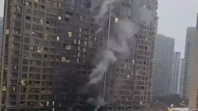 De acuerdo con una investigación preliminar las llamas habrían comenzado en el primer piso del inmueble, donde había bicicletas eléctricas de los vecinos del edificio