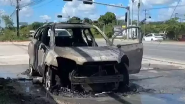 El propietario del vehículo logró ponerse a salvo.