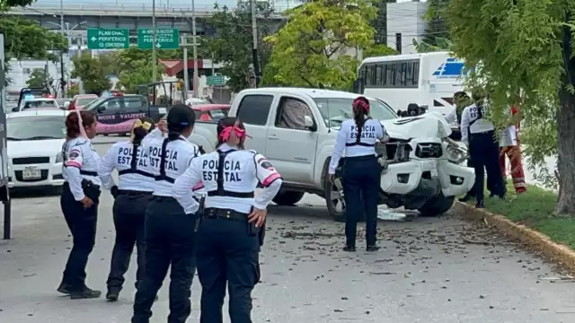 El fuerte impacto destruyó la unidad donde su piloto resultó herido